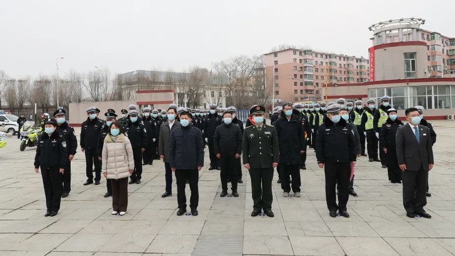 市公安局党委书记,局长雒荣广,雷锋旅政委孙树志共同为雷锋塑像揭幕