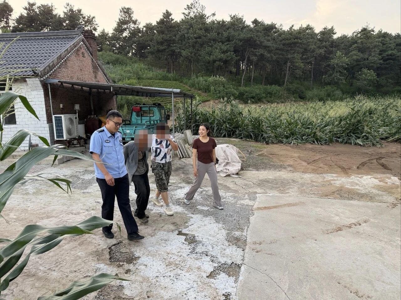 闻“汛”而动，他们撑起“安全伞”.jpg