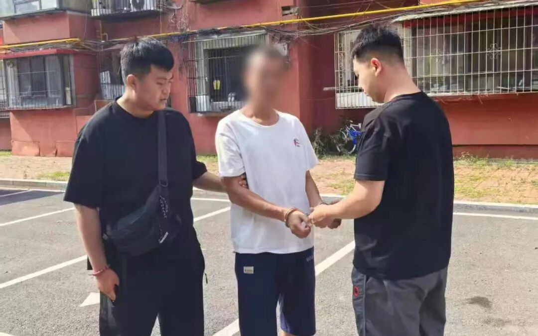 忘锁车门丢了七千元！民警蹲守一周擒贼.jpg