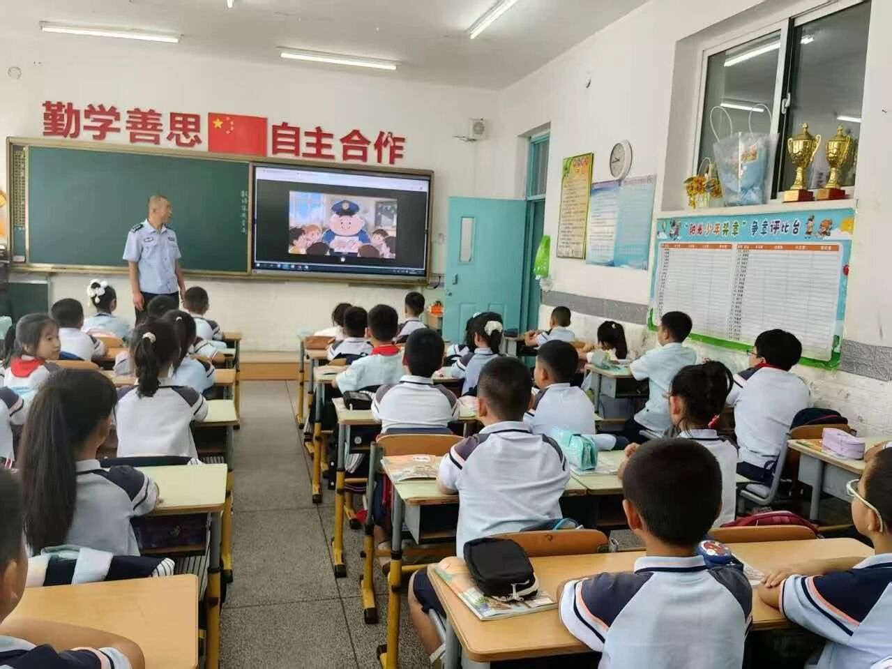 抚顺公安护航新学期，守护少年成长路.jpg