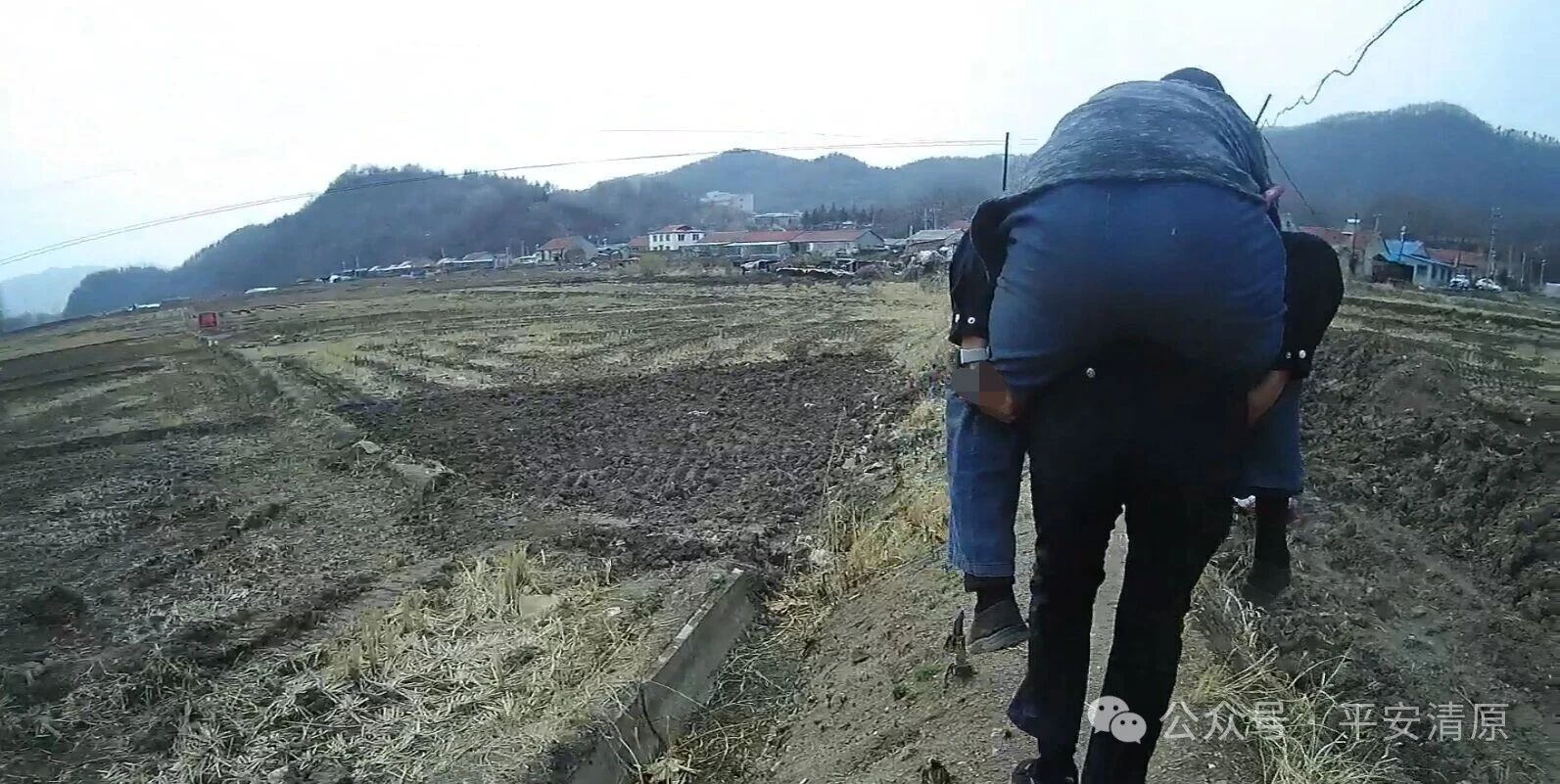 他的背不宽 却背起了责任和担当！.jpg
