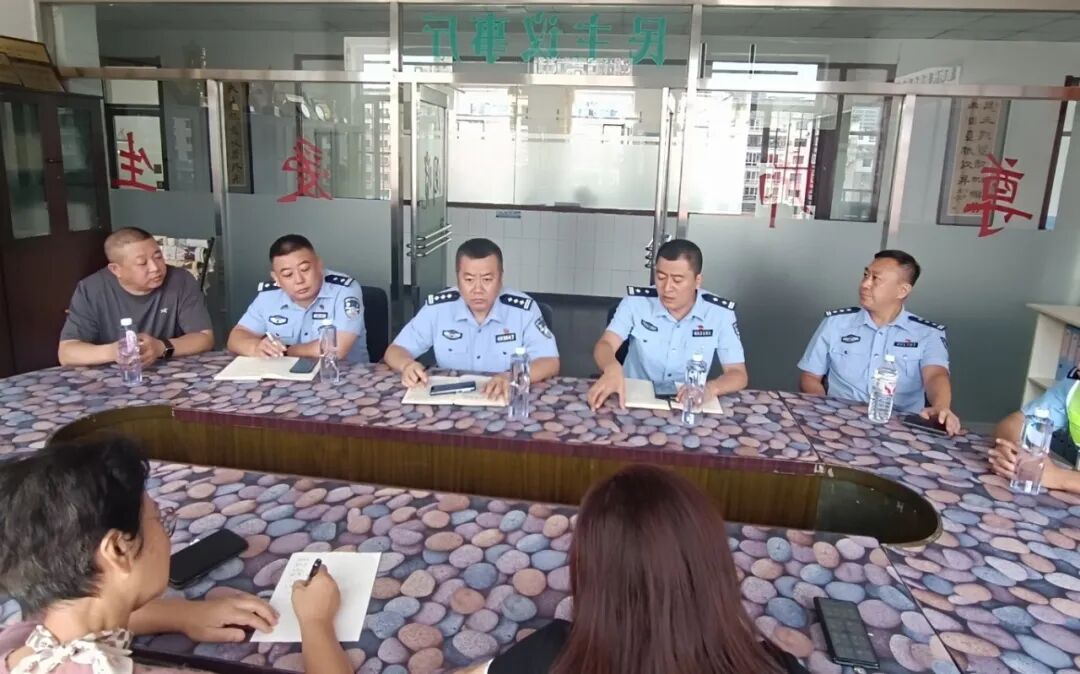 抚顺公安联合多部门开展校园安全及周边环境整治工作.jpg