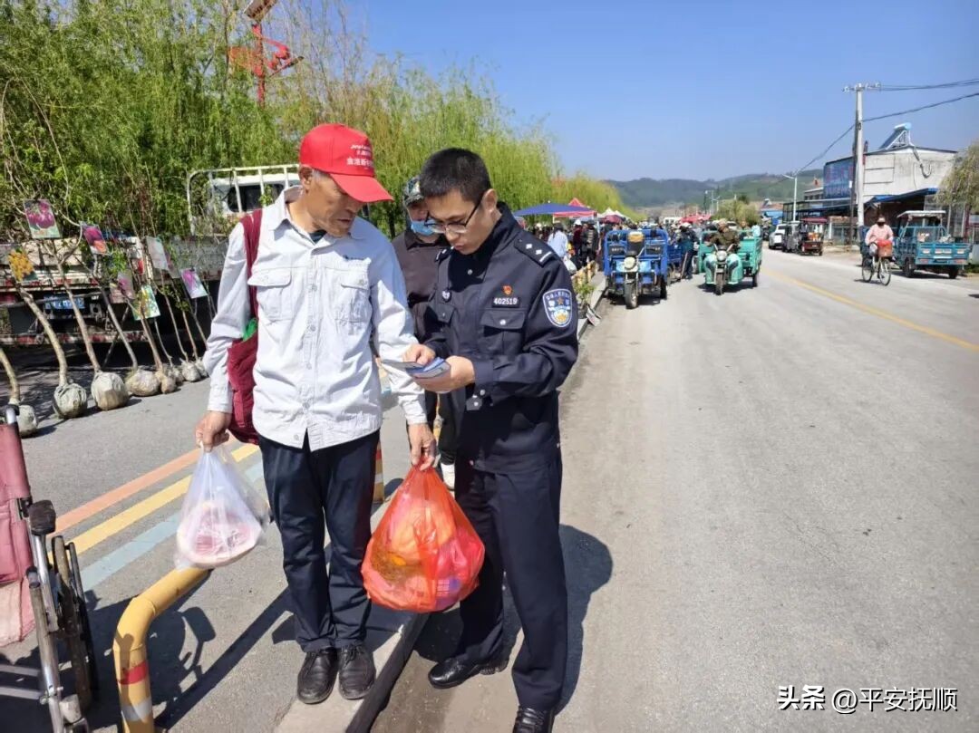 赶集“烟火气” 撑起“平安伞”，民警深入集市开展系列宣传活动.jpeg