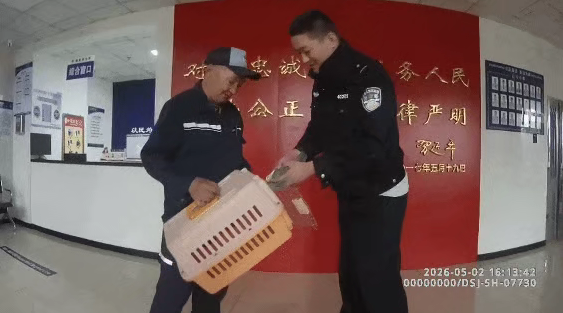 暖心！民警成功救助一只绿鹭.png