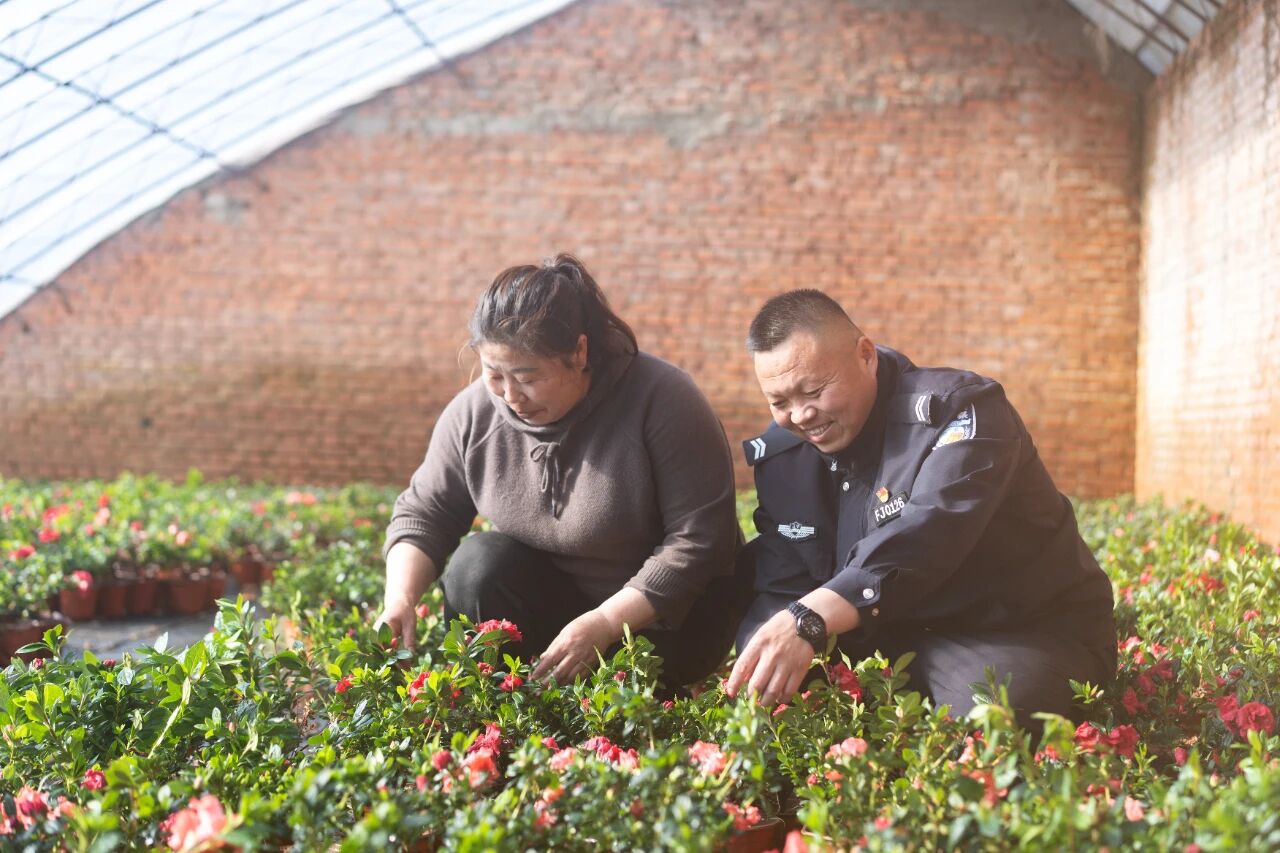 年味正盛 “警”色正浓.jpg