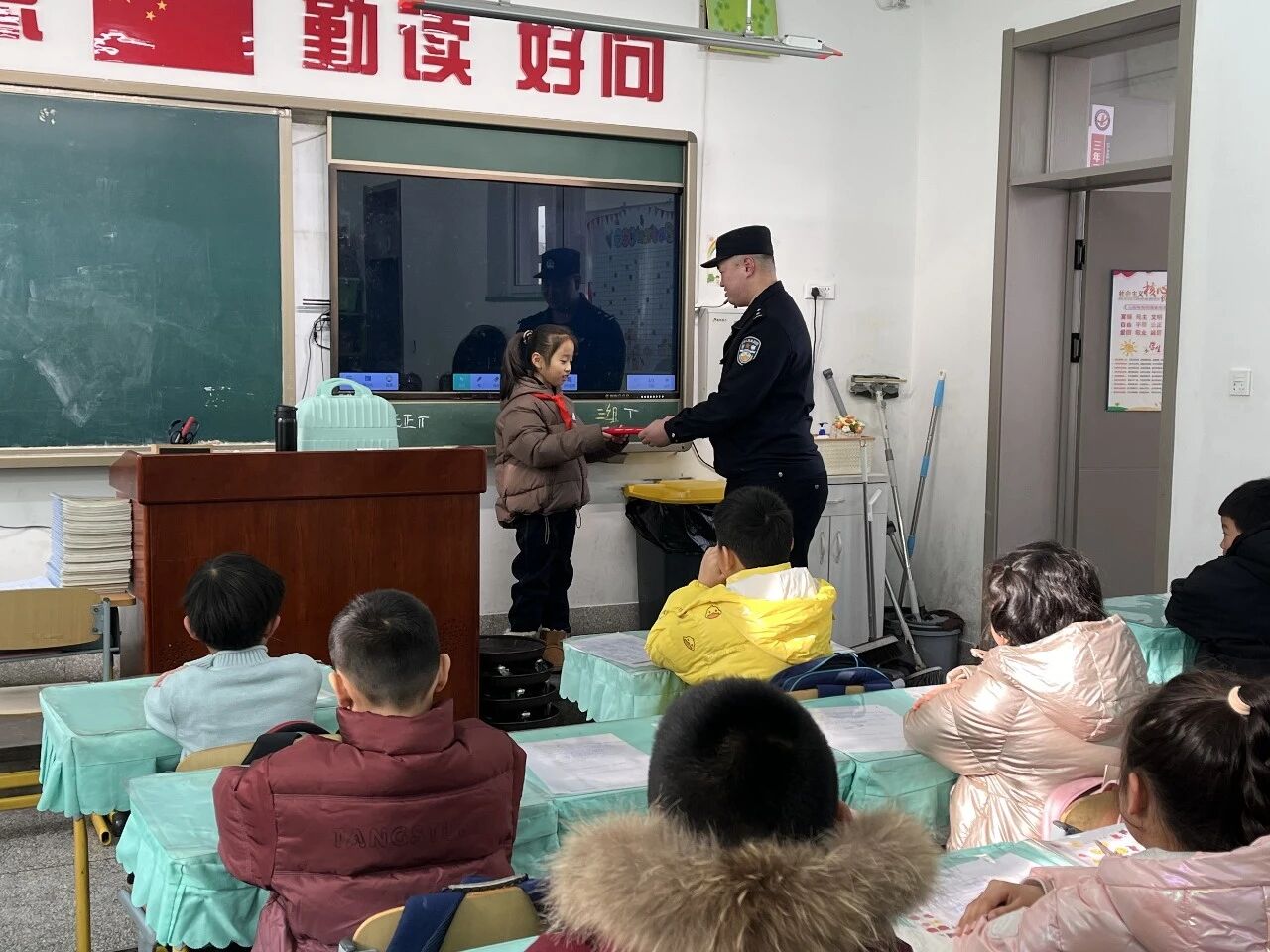拾金不昧好少年！民警送奖进校园点赞“小雷锋”.jpg