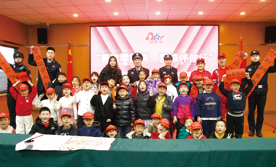 屏幕连南北 雷锋在身边3.png