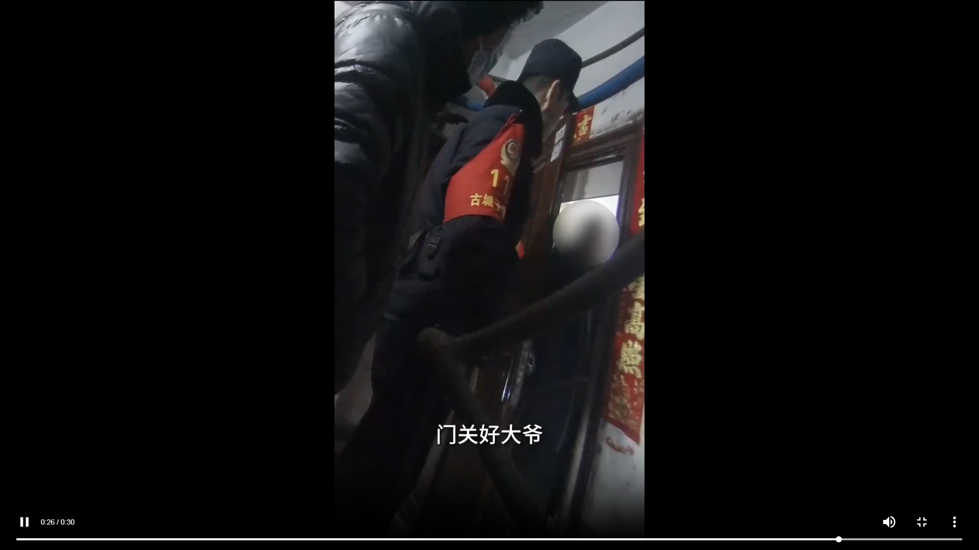 雪天很冷 他们很暖——民警救助摔倒老人2.png