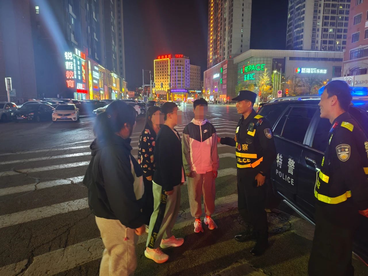 10岁兄弟商场走失，母亲急哭！特警“拉网搜索”30分钟暖心找回1.jpg