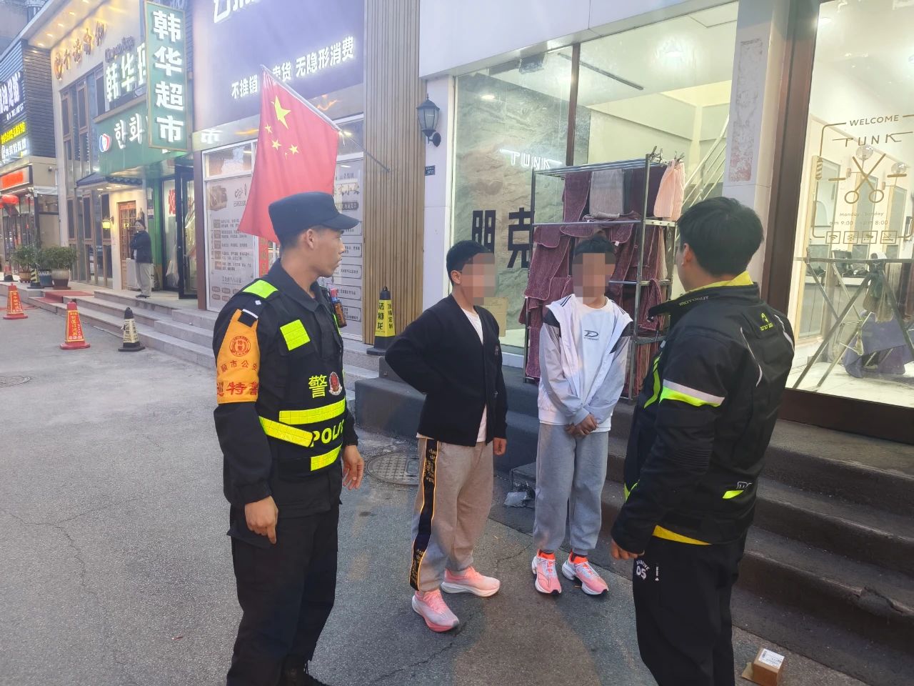 10岁兄弟商场走失，母亲急哭！特警“拉网搜索”30分钟暖心找回.jpg