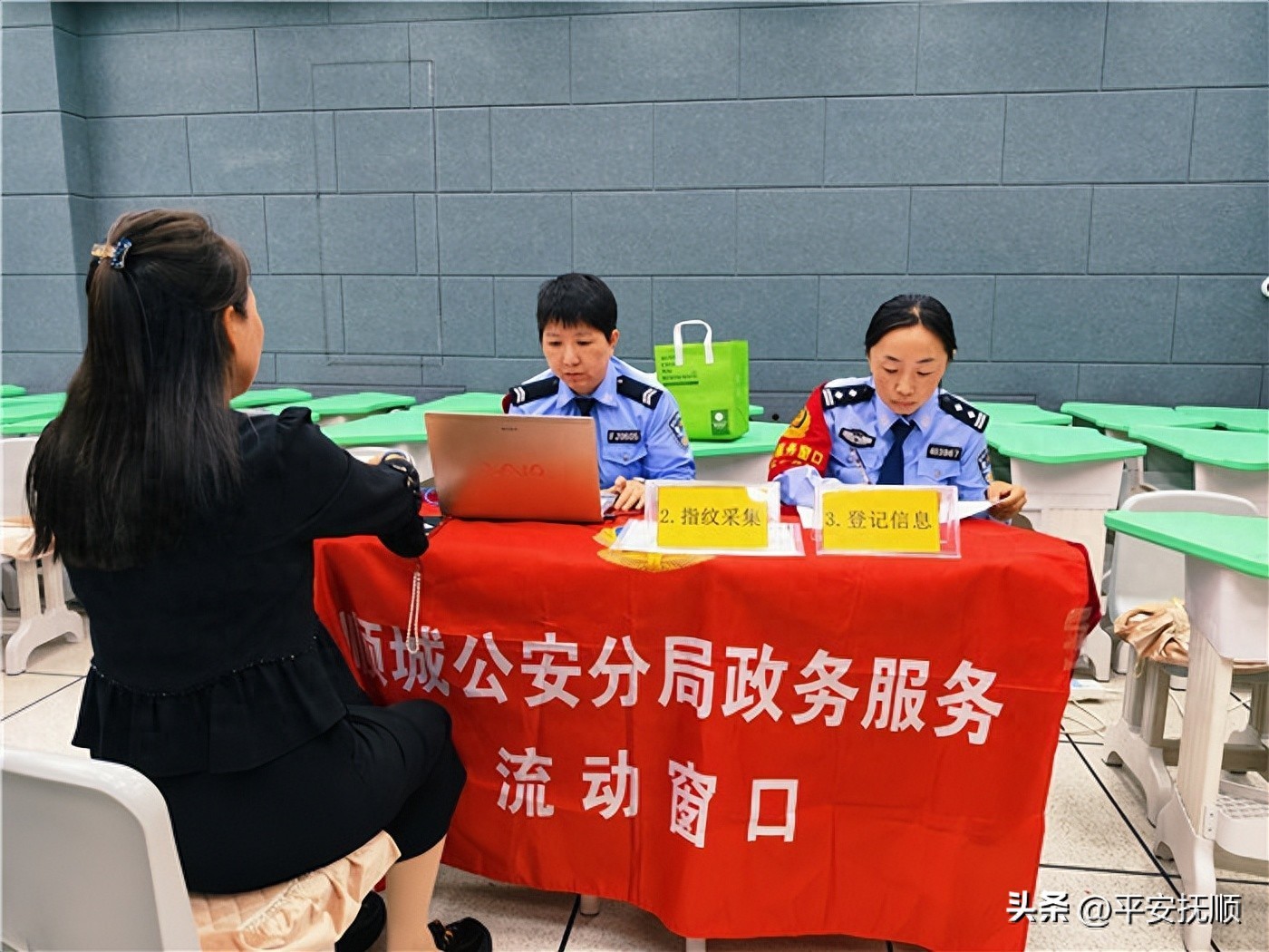 办证服务进校园 贴心举措解民忧.jpeg 办证服务进校园 贴心举措解民忧.jpeg