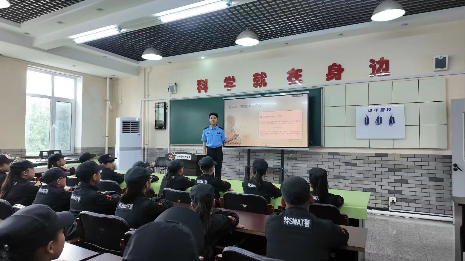 跨越六十五年的接力——雷锋派出所“开学第一课”走进雷锋第二小学.jpg 跨越六十五年的接力——雷锋派出所“开学第一课”走进雷锋第二小学.jpg