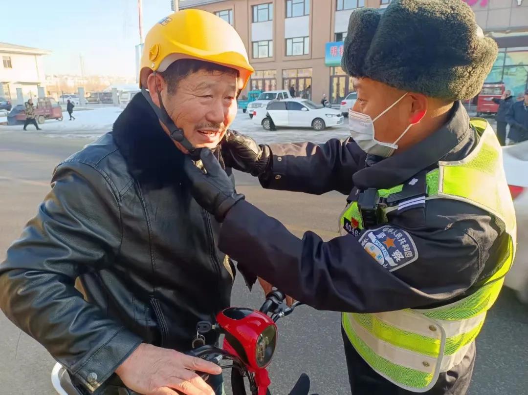 抚顺交警开展"全国交通安全日"系列活动!