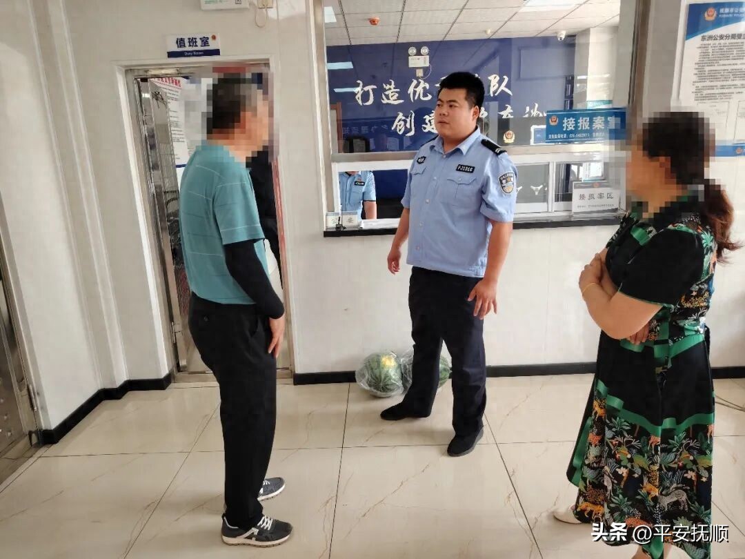 老人误买7份保险，民警辅警一波操作一天内全额退保.jpeg