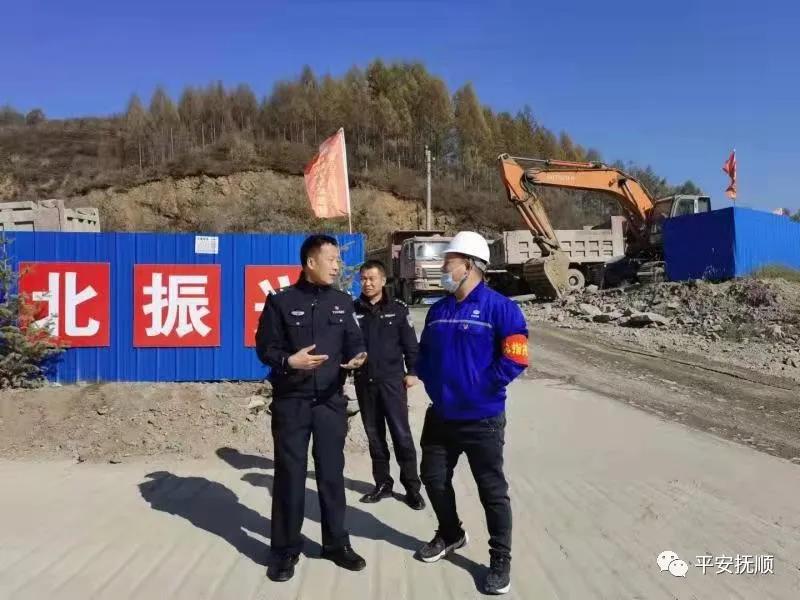 抚顺市公安局上夹河森林派出所为高铁施工单位开展森林防火培训2.jpg