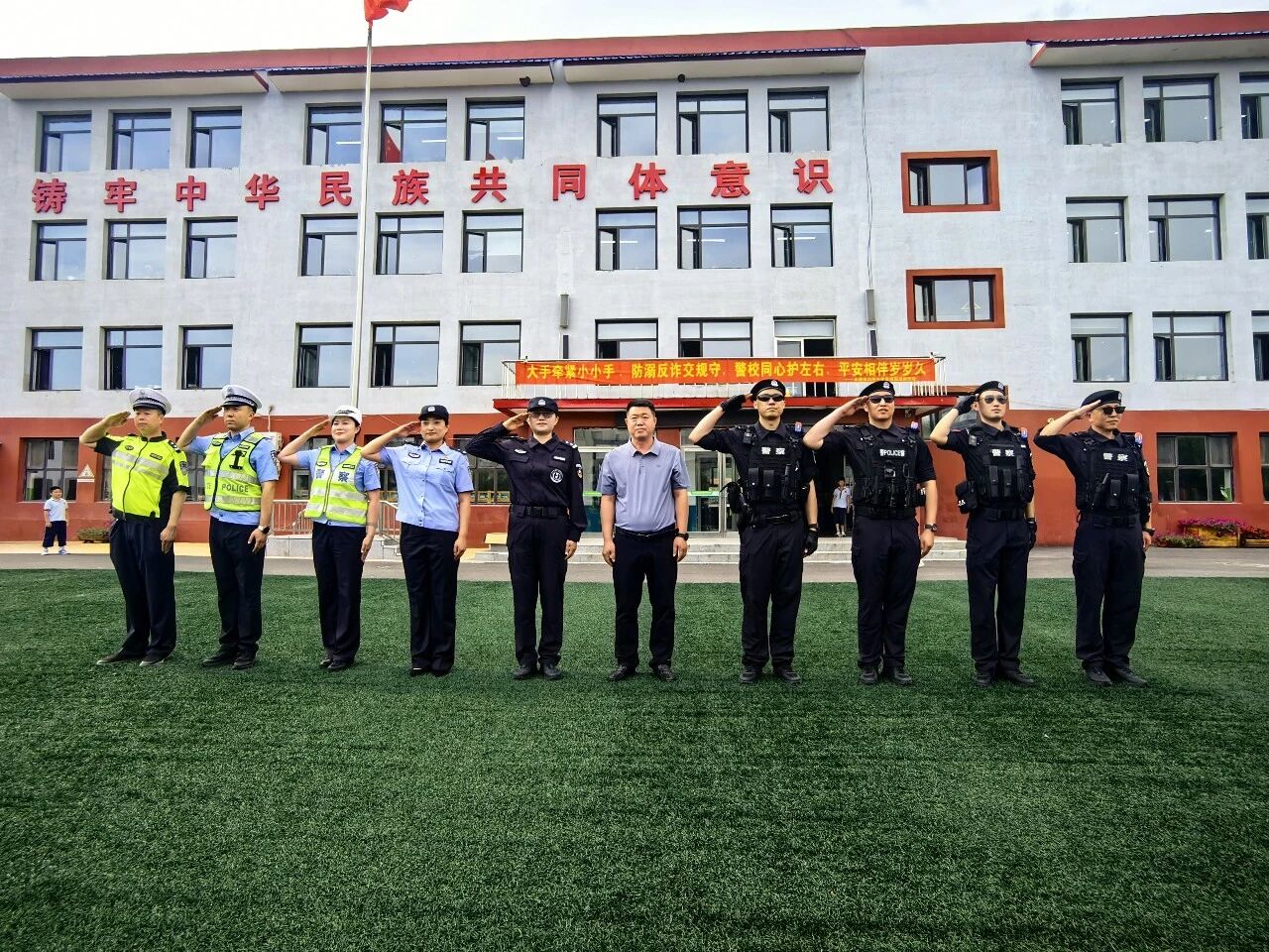 抚顺公安走进永陵镇中小学开展“不听不信不贪恋 构筑反诈‘心’防线”主题宣讲活动.jpg 抚顺公安走进永陵镇中小学开展“不听不信不贪恋 构筑反诈‘心’防线”主题宣讲活动.jpg
