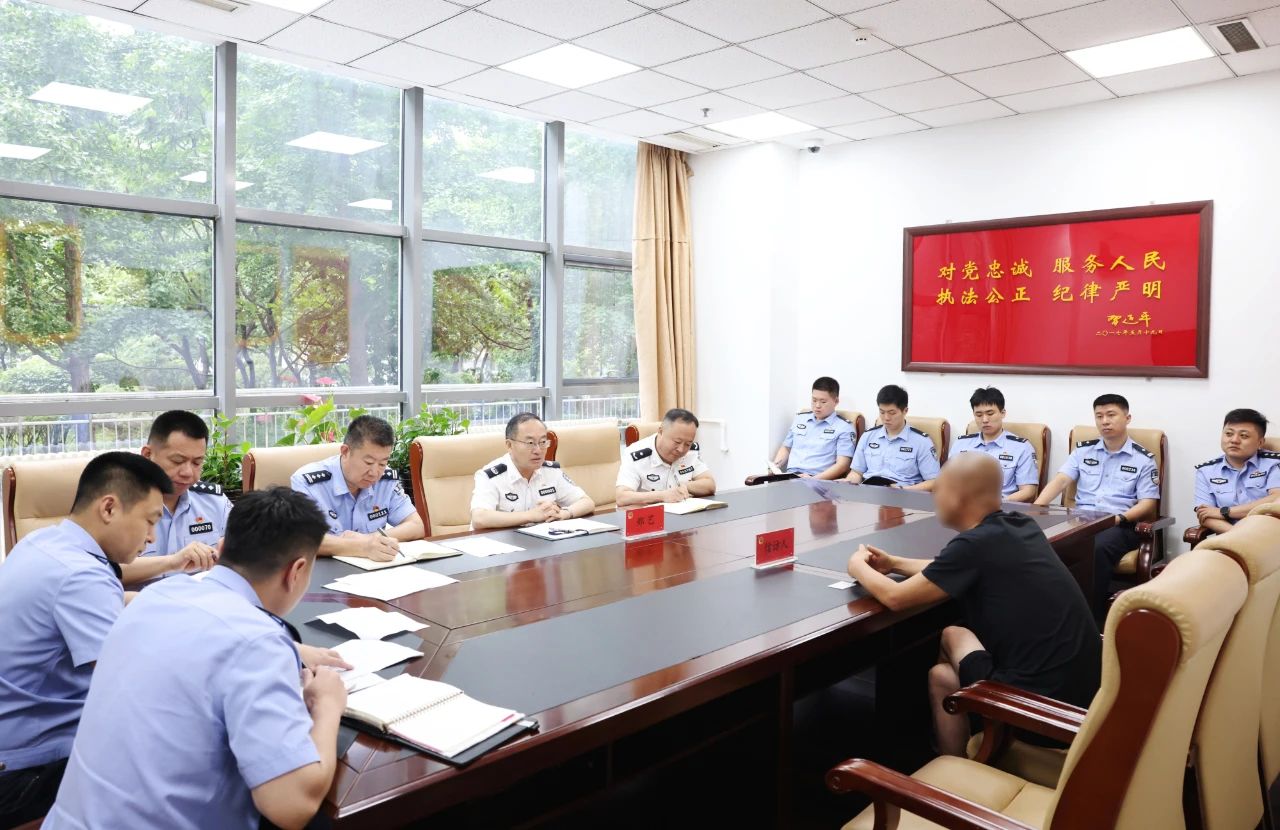 郑艺在省厅信访接待室随机接访时强调 坚持忠诚为民 提升服务质效 体现执法公正 严明工作纪律 以最大决心和力度做好公安信访工作.jpg