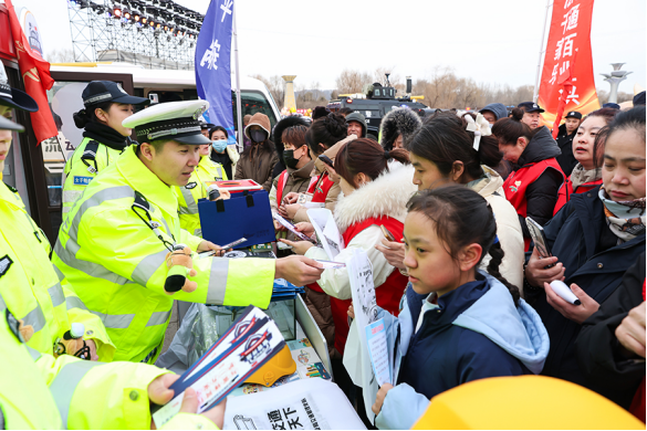 市公安局举办“与雷锋同行 护一方安宁”全市公安机关学雷锋宣传月启动暨警营开放活动1.png