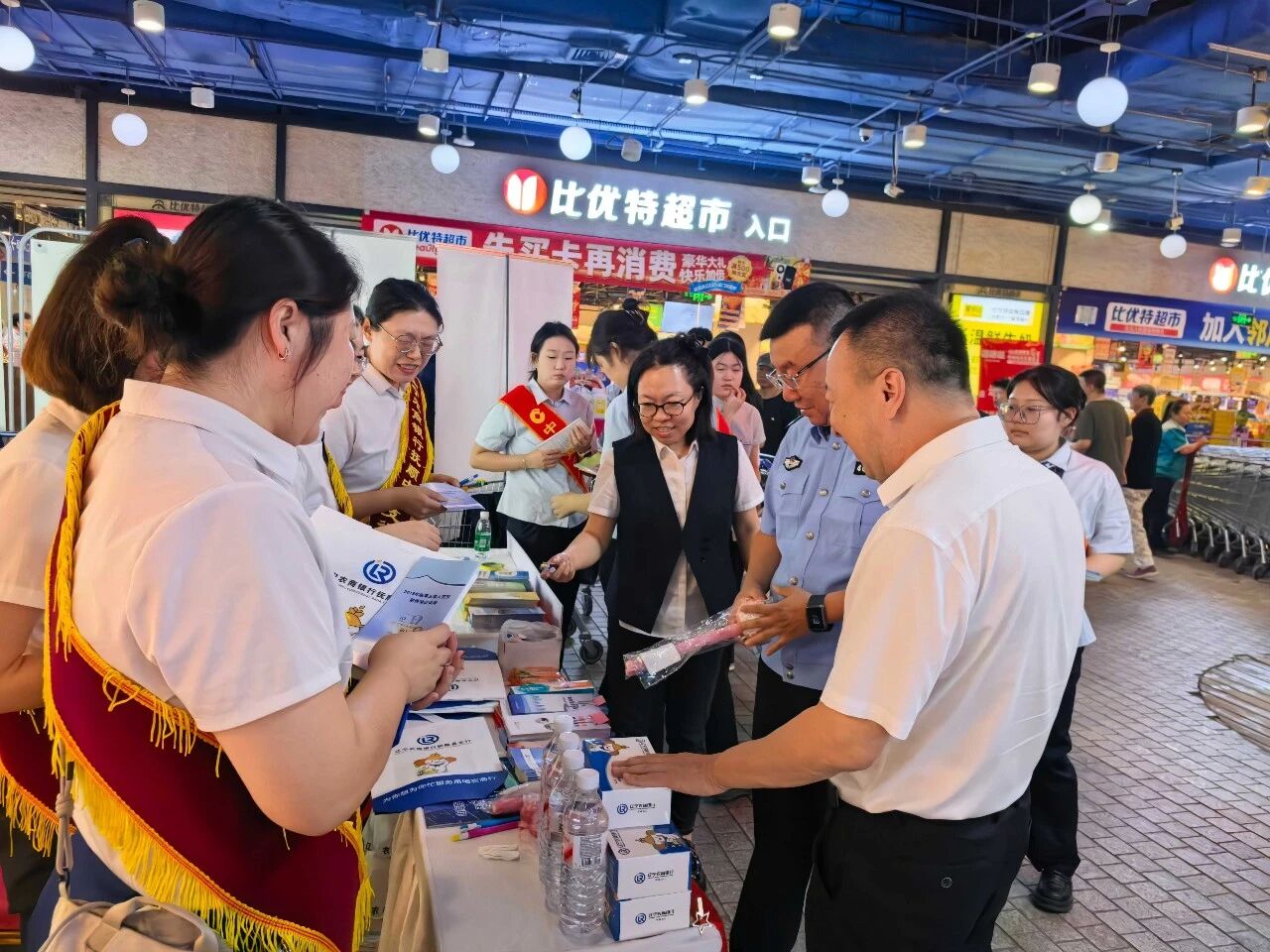 识假拒假防风险 共筑货币安全线1.jpg