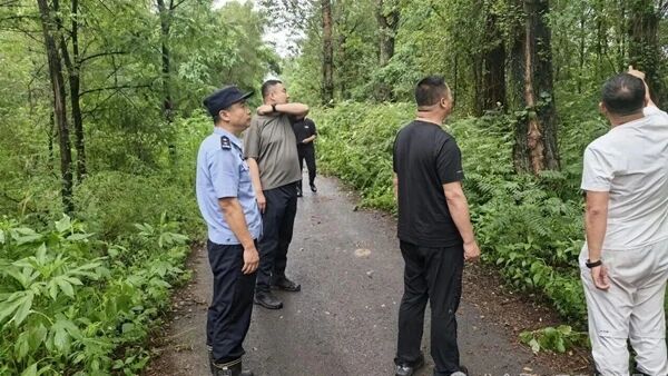 一张警民联系卡打通求助路 保住半个村.jpg 一张警民联系卡打通求助路 保住半个村.jpg