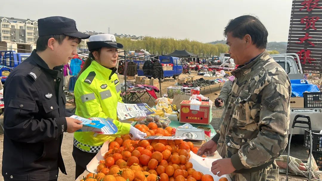 交通安全与反诈宣传 共同走进乡村社区.jpg