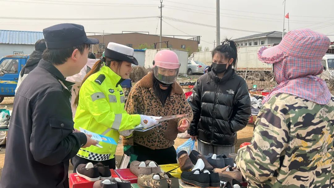 交通安全与反诈宣传 共同走进乡村社区1.jpg