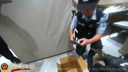 民警助受伤国家二级保护动物重返大自然.jpg