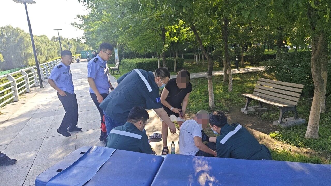 执勤民警紧急救助倒地八旬老人.jpg 执勤民警紧急救助倒地八旬老人.jpg