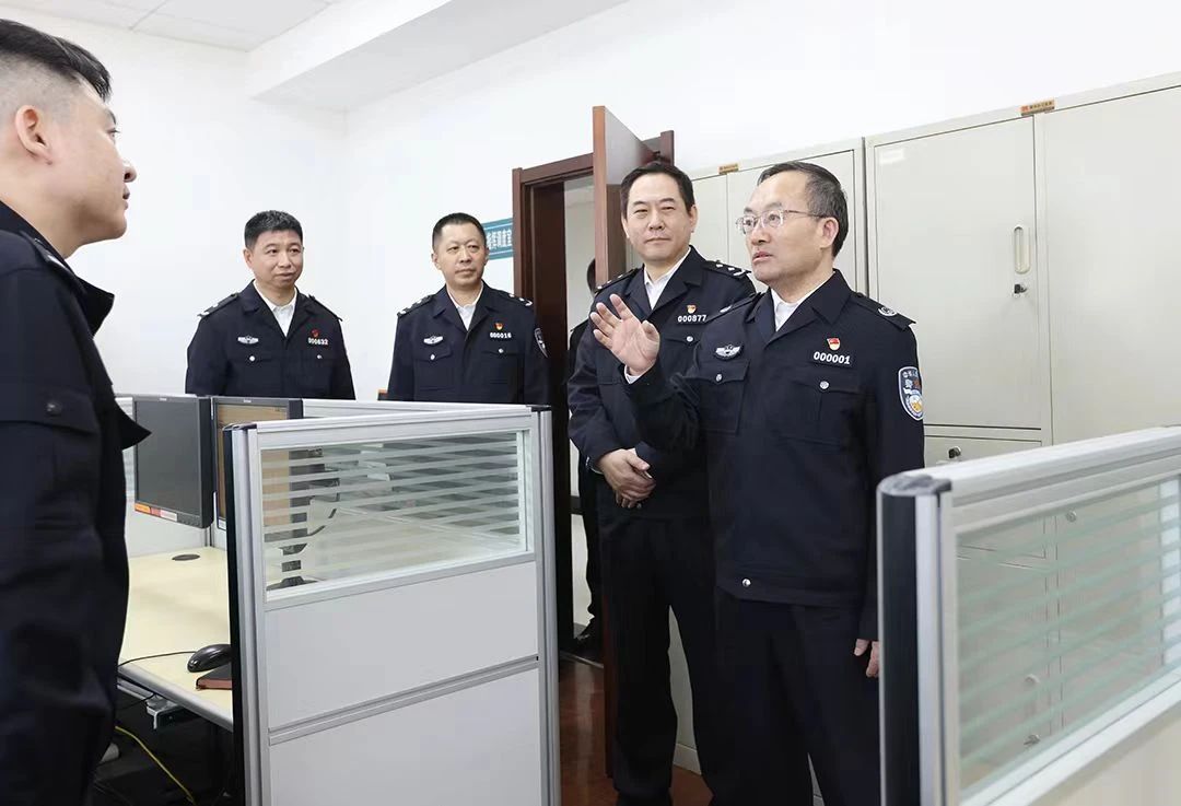 郑艺在省公安厅警种部门督导调研时强调 勇于争先 担当作为 更好履行公安机关职责使命.jpg