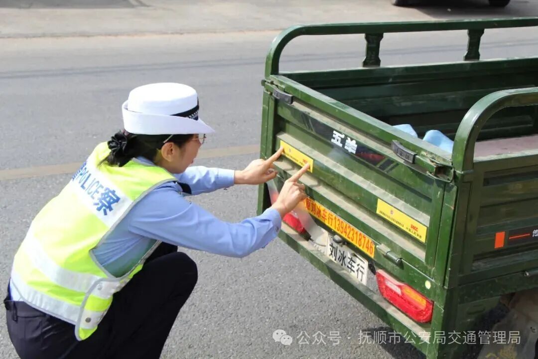 抚顺交警全力护航秋季出行路4.jpg
