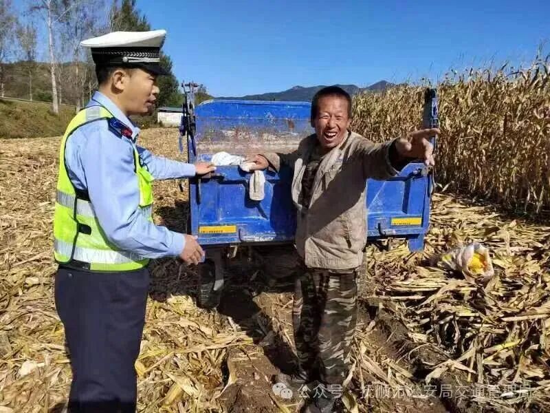 抚顺交警全力护航秋季出行路1.jpg