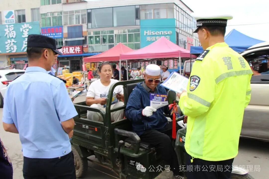 抚顺交警全力护航秋季出行路3.jpg